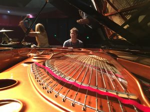 François derrière son piano chinois.