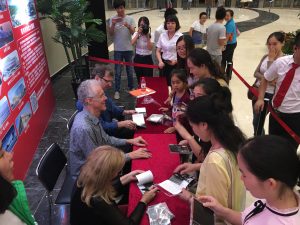Séance de signature en règle après le concert. (Huanggang)