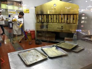 Le four à poisson. Il est mis dans une grille et ensuite inséré à la verticale derrière les portes.